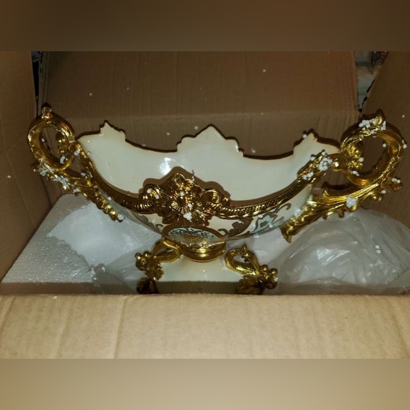 Eriq Crowned Table Vase - Picture 5 of 12